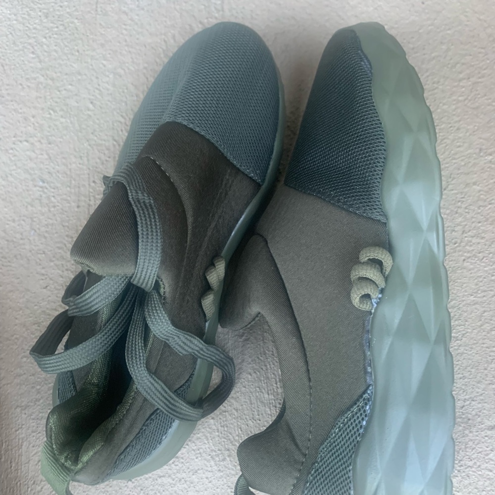 Shoes - Picture 3 of 5